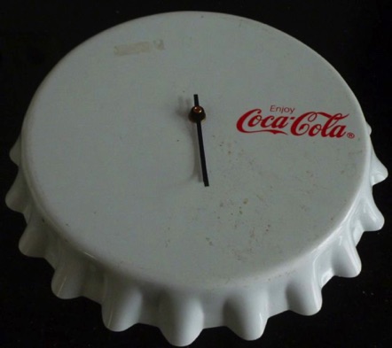 3131-1 € 5,00 coca cola klok in vorm van dop 30cm doorsnee.jpeg